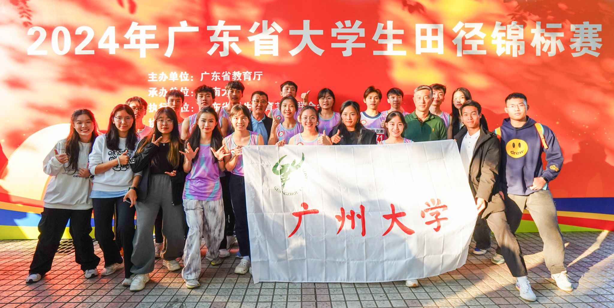 米兰体育赛事-比赛中球员们展现出色技术和团队精神